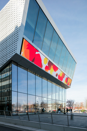 Farbige Fassadenelemente am DFB-Museum